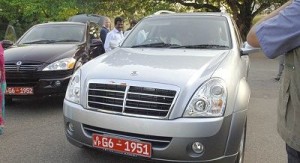 mahinda rajapaksa with police vehicles